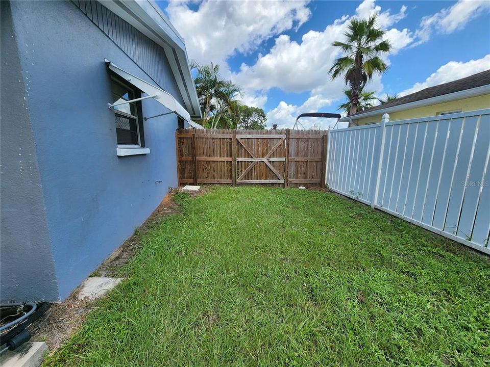 Active With Contract: $1,750 (2 beds, 1 baths, 900 Square Feet)