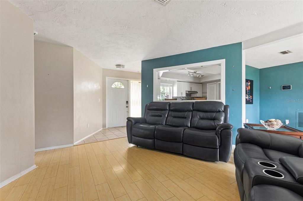 For Sale: $345,000 (2 beds, 2 baths, 1204 Square Feet)