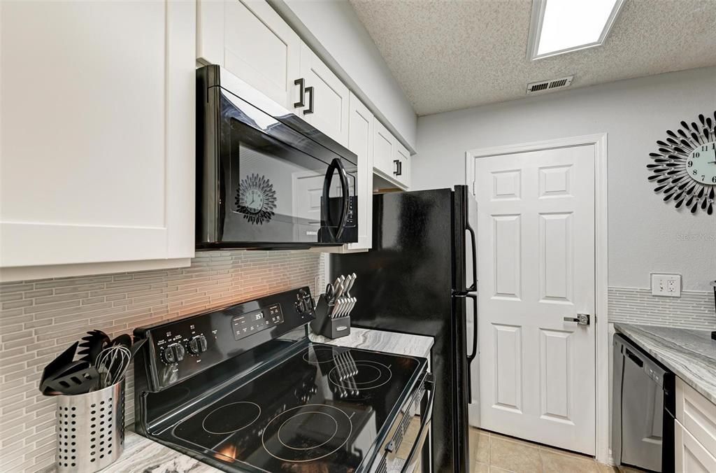 Active With Contract: $3,400 (2 beds, 2 baths, 873 Square Feet)