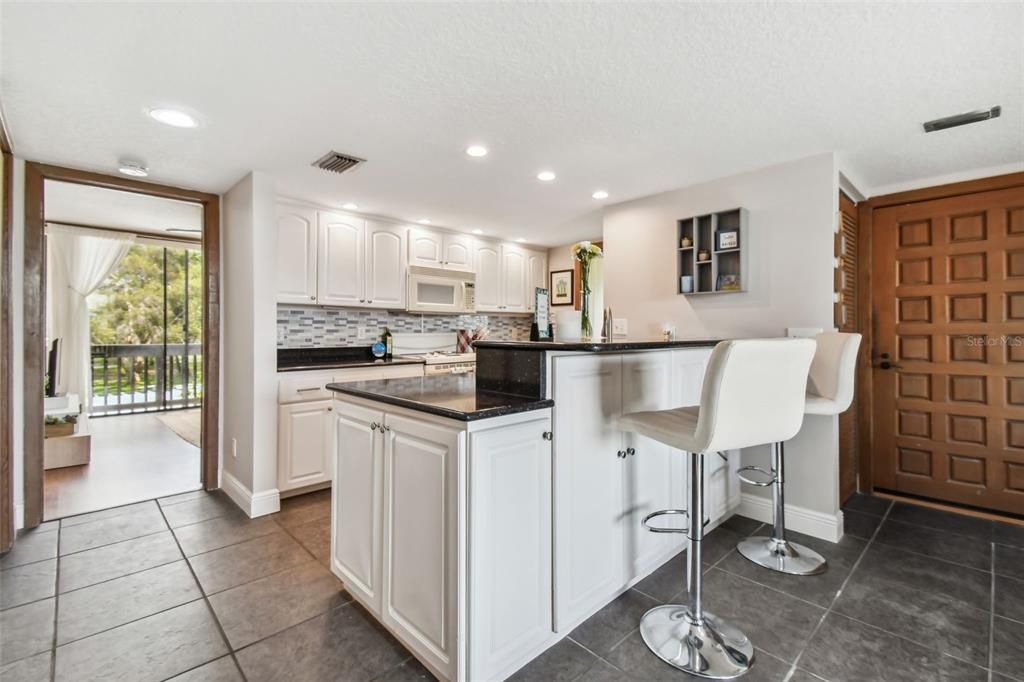 For Sale: $325,000 (2 beds, 2 baths, 1195 Square Feet)