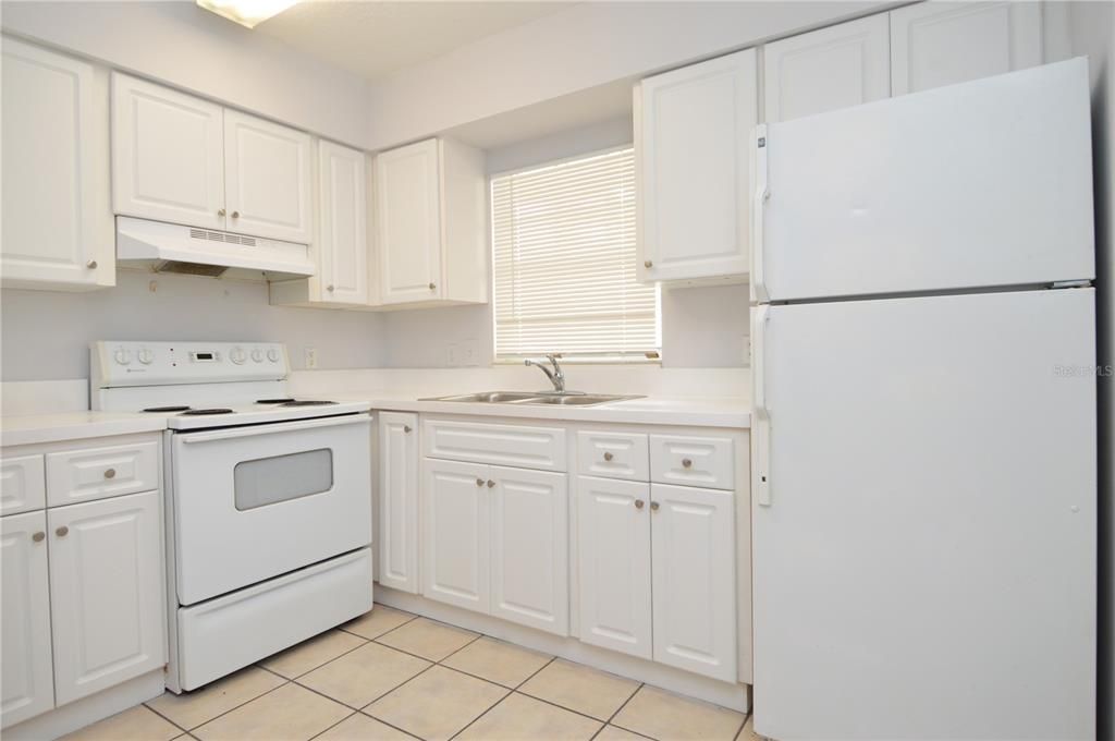 Active With Contract: $1,650 (2 beds, 2 baths, 1140 Square Feet)