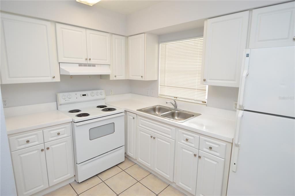 Active With Contract: $1,650 (2 beds, 2 baths, 1140 Square Feet)