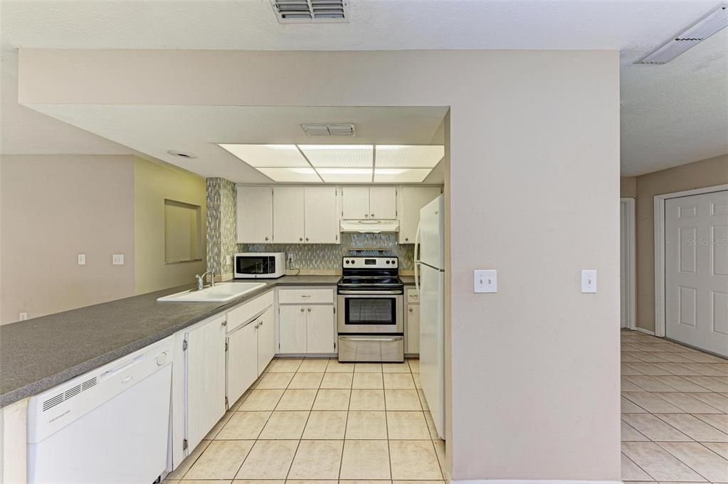 Active With Contract: $338,000 (2 beds, 2 baths, 1089 Square Feet)