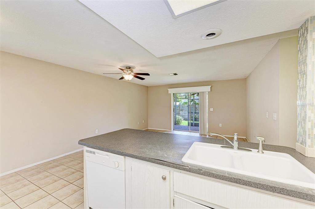 Active With Contract: $338,000 (2 beds, 2 baths, 1089 Square Feet)