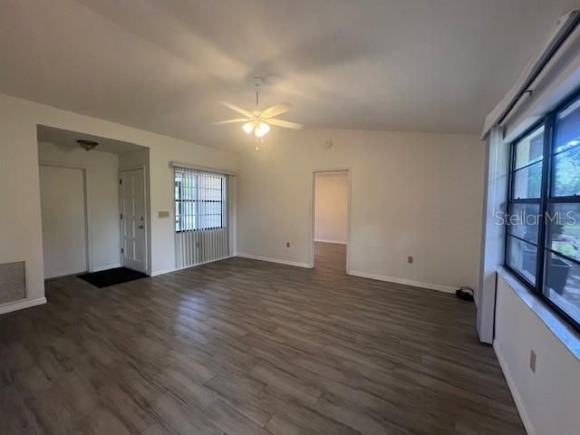 Active With Contract: $2,195 (2 beds, 2 baths, 888 Square Feet)