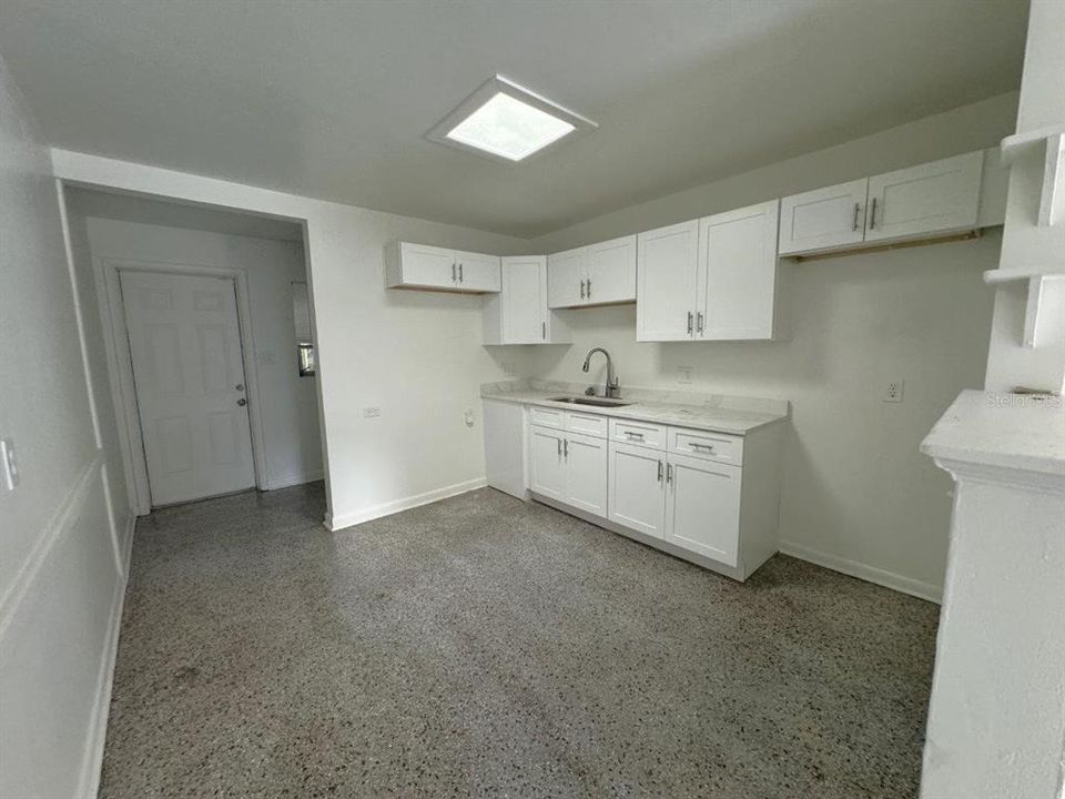 For Rent: $1,150 (2 beds, 1 baths, 794 Square Feet)