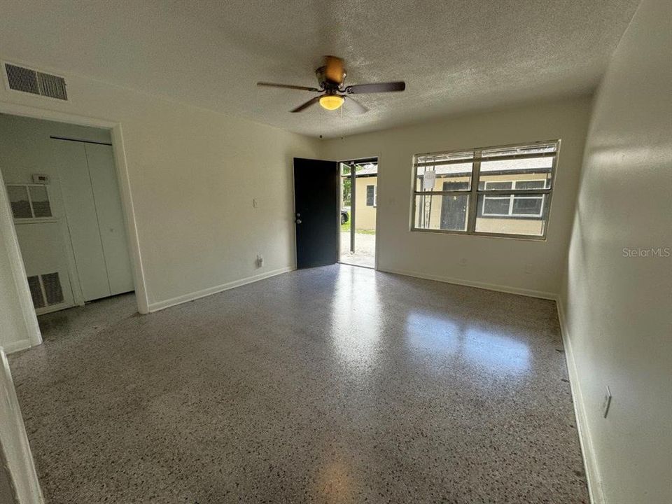 For Rent: $1,150 (2 beds, 1 baths, 794 Square Feet)