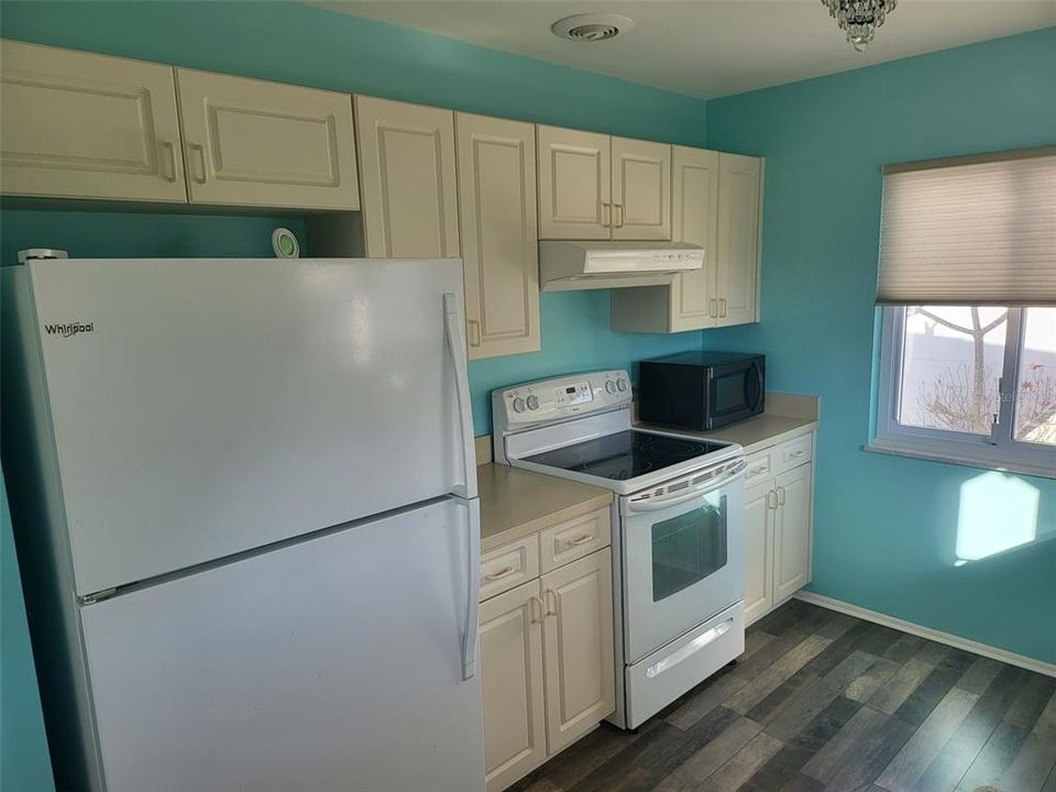 Active With Contract: $1,500 (1 beds, 1 baths, 834 Square Feet)