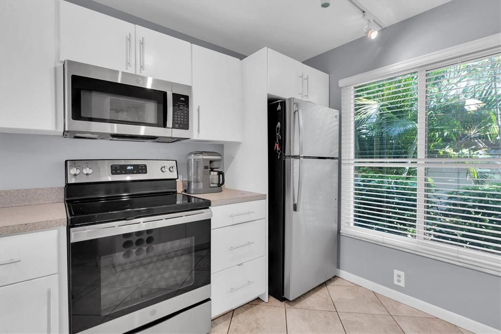 For Sale: $369,900 (2 beds, 2 baths, 890 Square Feet)