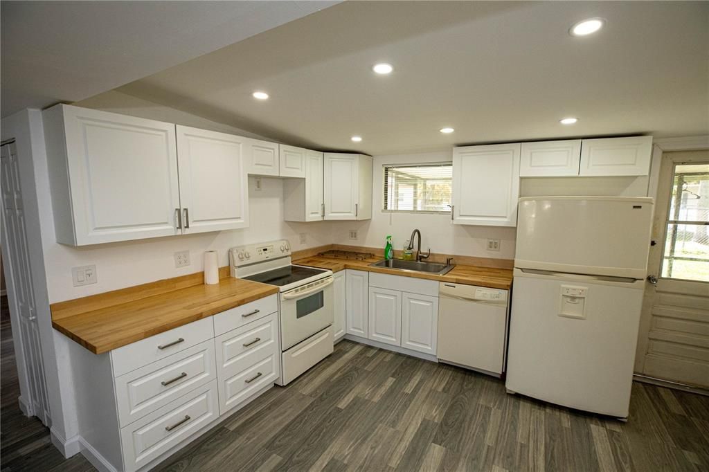 For Rent: $1,950 (2 beds, 1 baths, 1048 Square Feet)