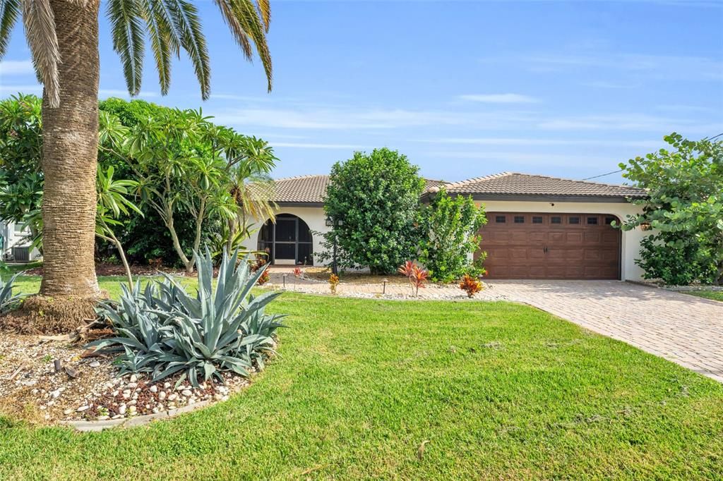 For Sale: $695,000 (3 beds, 2 baths, 1953 Square Feet)