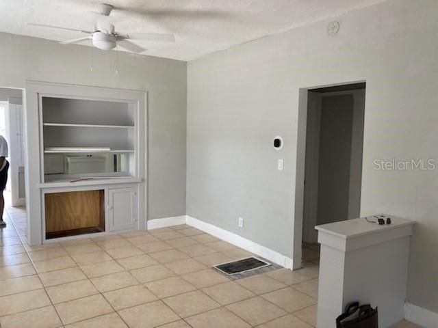 Active With Contract: $1,850 (3 beds, 1 baths, 1140 Square Feet)