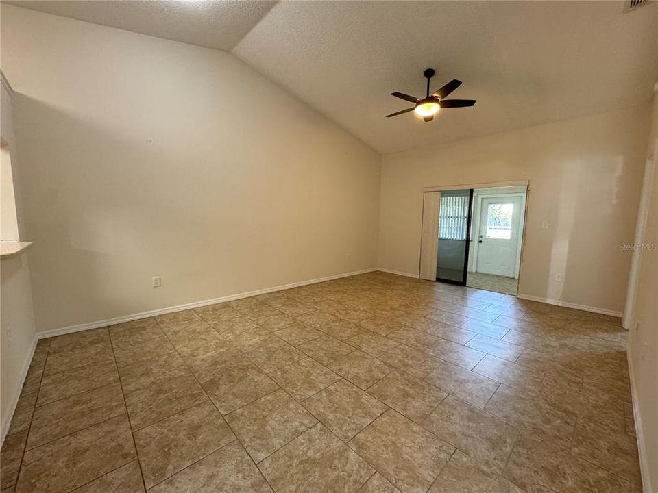 For Sale: $260,000 (2 beds, 1 baths, 941 Square Feet)