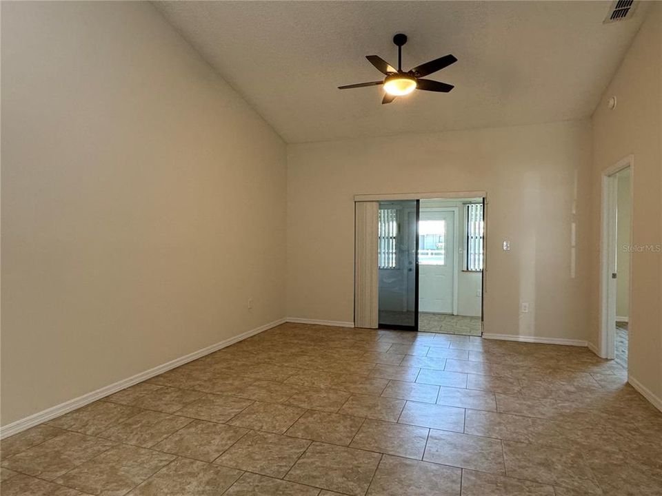 For Sale: $260,000 (2 beds, 1 baths, 941 Square Feet)