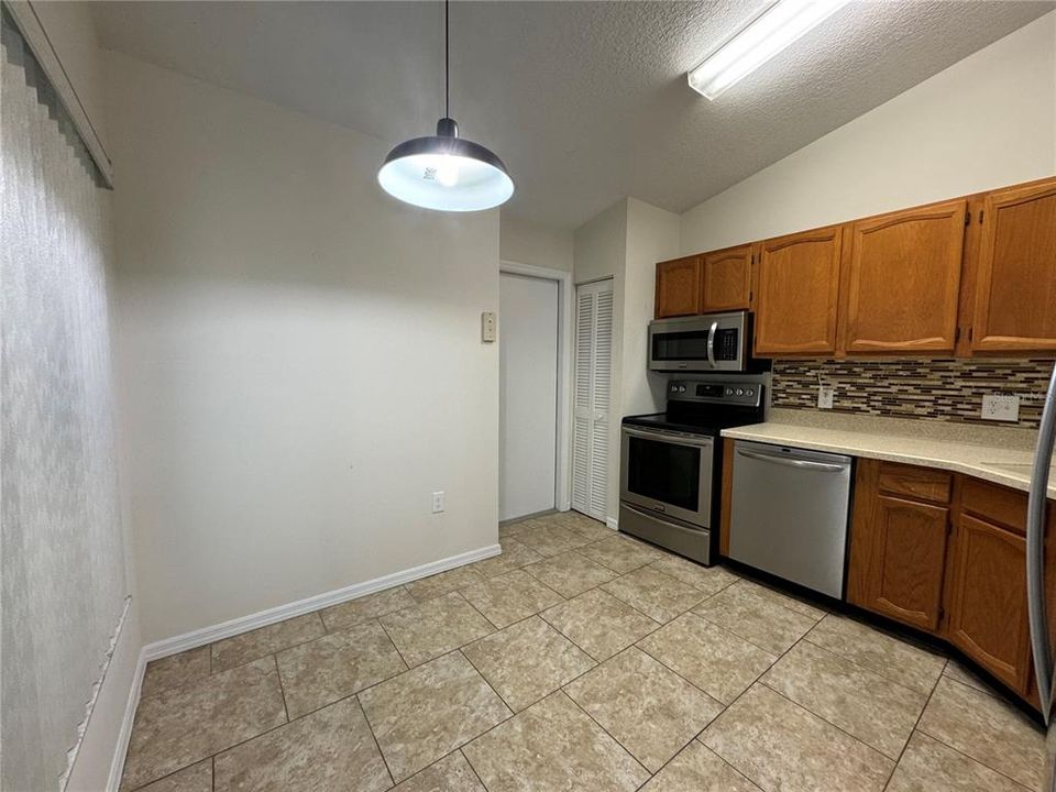 For Sale: $260,000 (2 beds, 1 baths, 941 Square Feet)