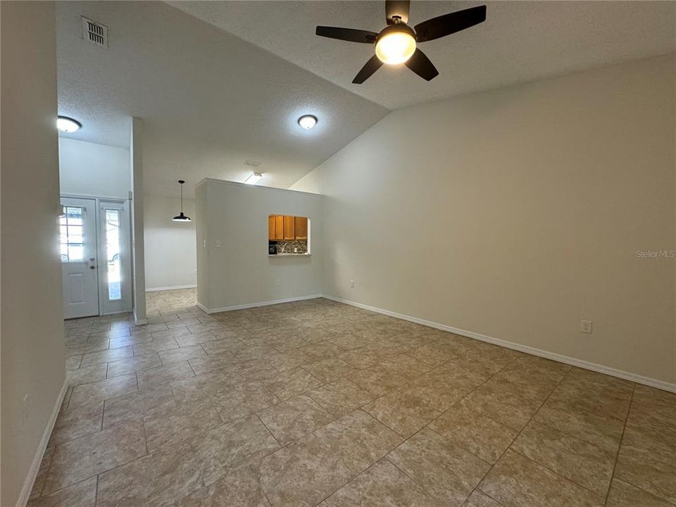 For Sale: $260,000 (2 beds, 1 baths, 941 Square Feet)