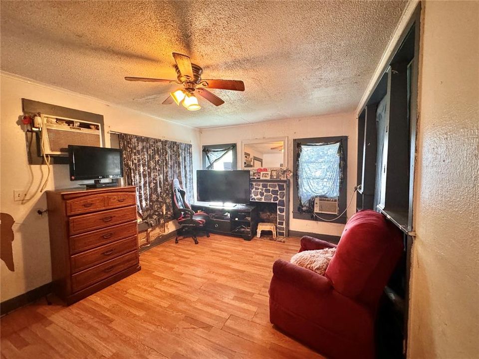 For Sale: $119,900 (2 beds, 1 baths, 836 Square Feet)