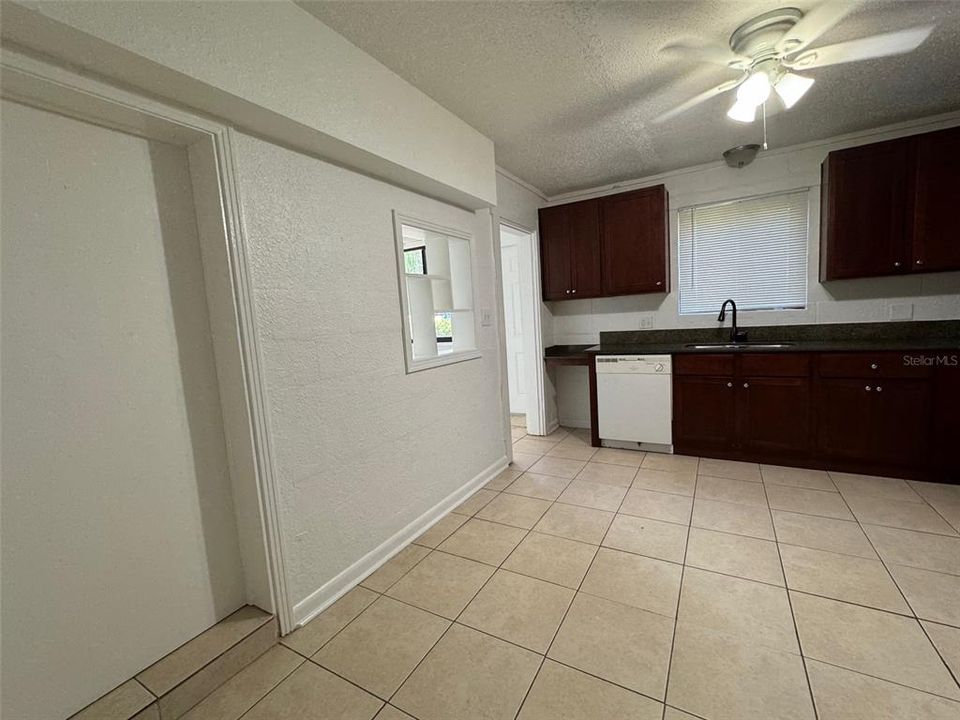 Active With Contract: $1,425 (1 beds, 1 baths, 645 Square Feet)