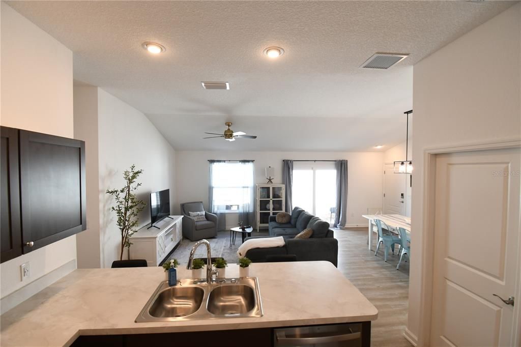 For Sale: $299,900 (2 beds, 2 baths, 1148 Square Feet)