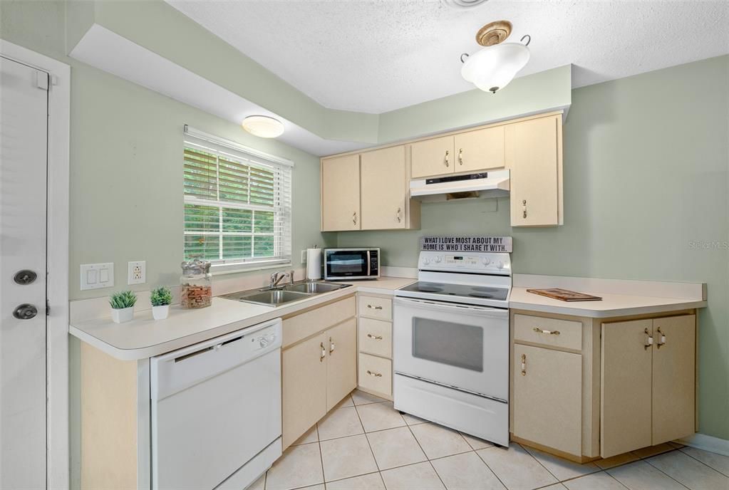 For Sale: $267,000 (3 beds, 2 baths, 1260 Square Feet)