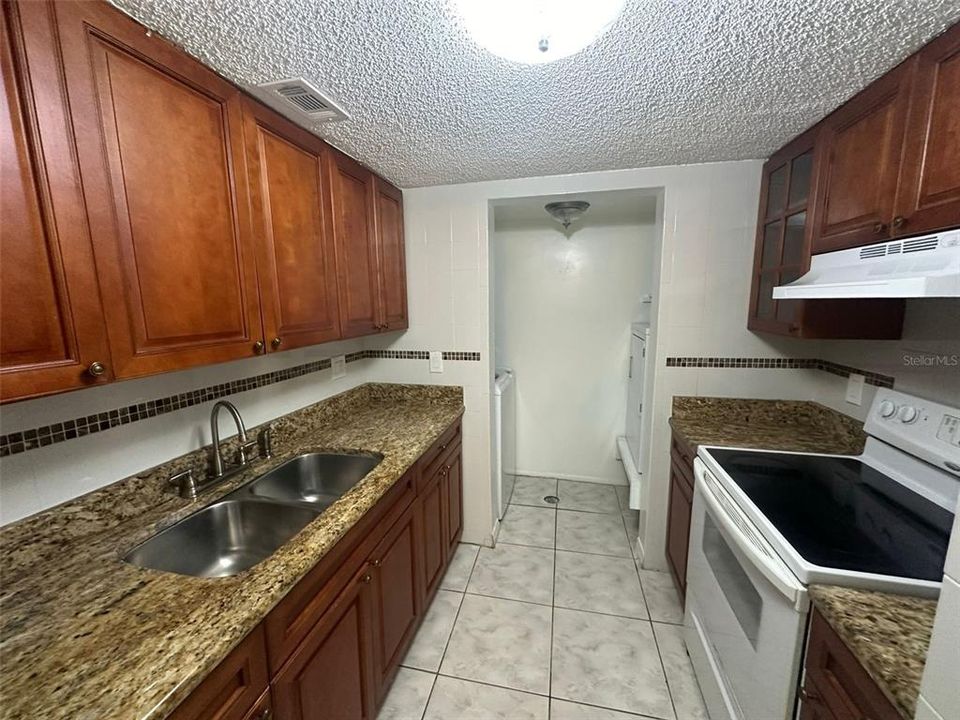 Active With Contract: $1,475 (2 beds, 2 baths, 1051 Square Feet)