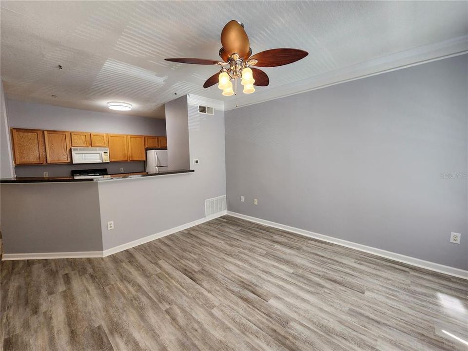 Active With Contract: $1,350 (1 beds, 1 baths, 794 Square Feet)