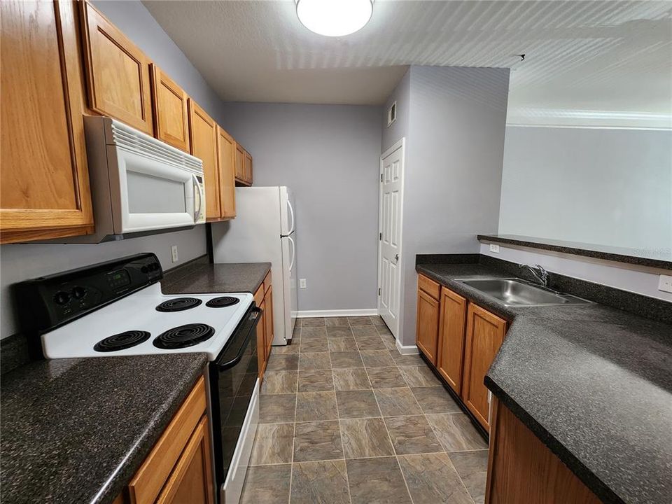 Active With Contract: $1,350 (1 beds, 1 baths, 794 Square Feet)