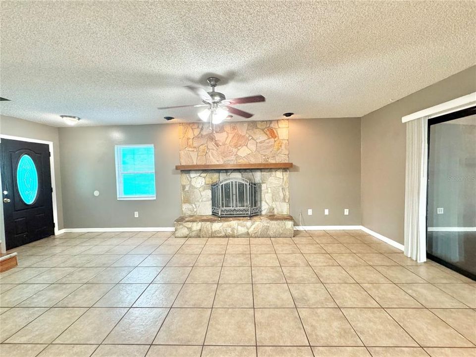 For Rent: $1,750 (3 beds, 2 baths, 1409 Square Feet)