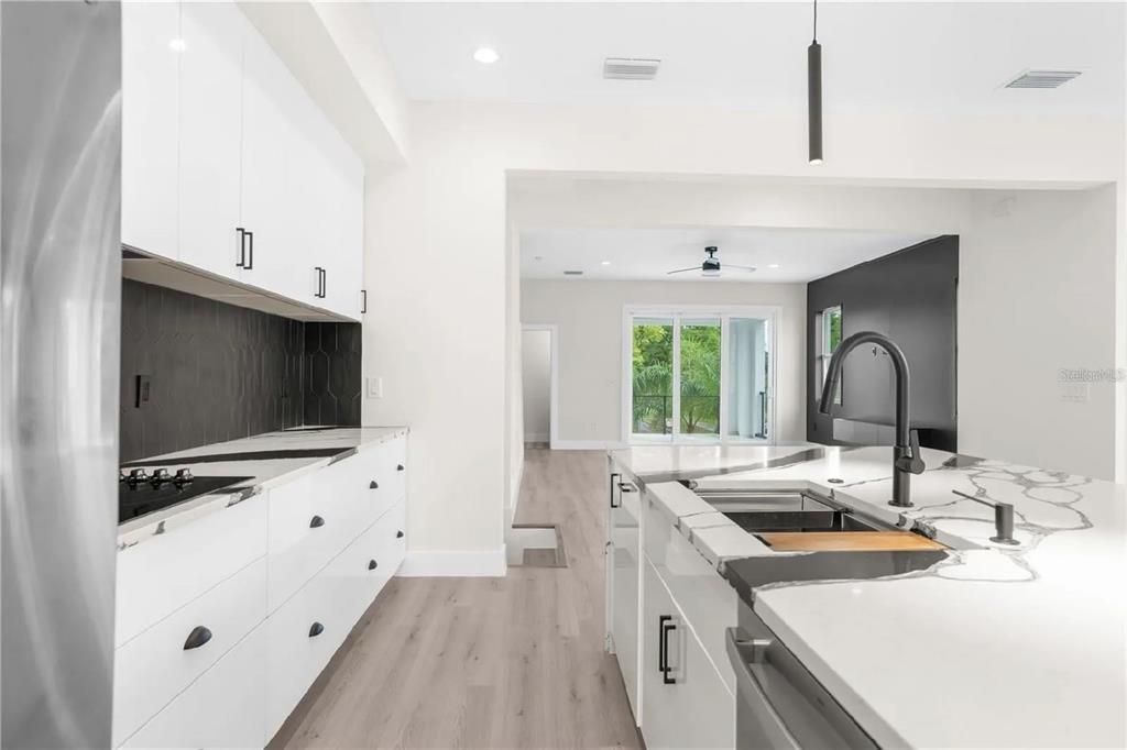 Active With Contract: $805,000 (3 beds, 3 baths, 2258 Square Feet)