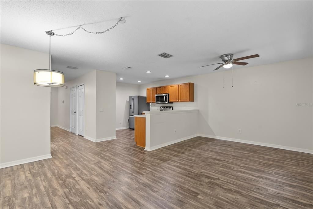 For Sale: $253,900 (2 beds, 2 baths, 1296 Square Feet)