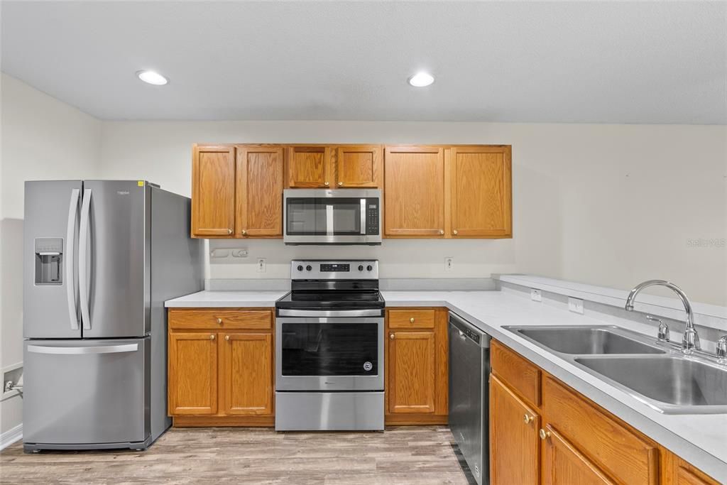 For Sale: $253,900 (2 beds, 2 baths, 1296 Square Feet)