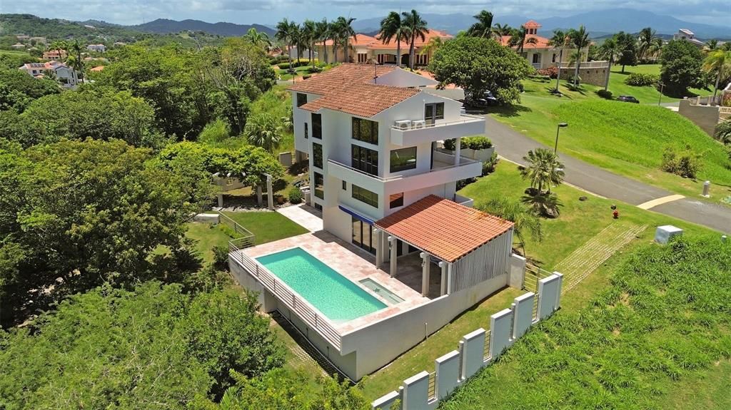 En Venta: $2,695,000 (4 camas, 4 baños, 3800 Pies cuadrados)