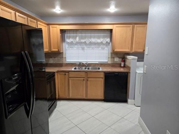 Active With Contract: $1,600 (2 beds, 2 baths, 1003 Square Feet)