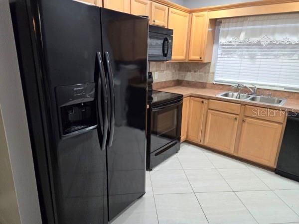 Active With Contract: $1,600 (2 beds, 2 baths, 1003 Square Feet)