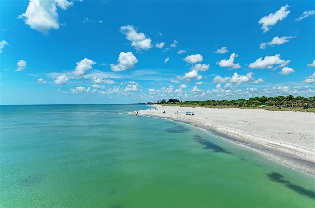 The water is acqua at the beach.