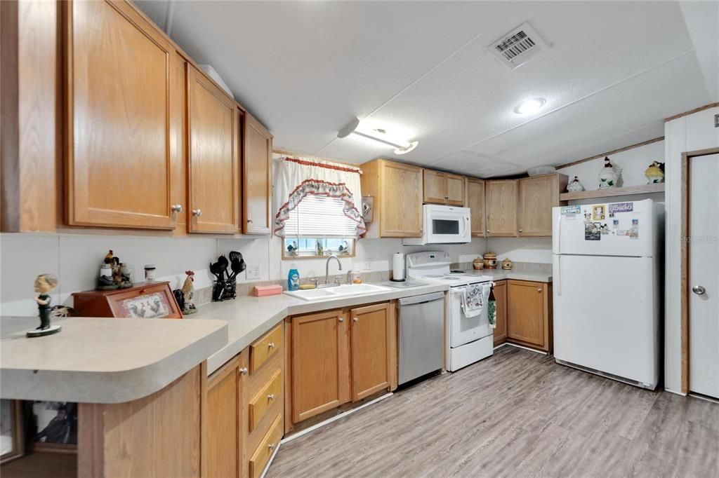 For Sale: $190,000 (3 beds, 2 baths, 1064 Square Feet)