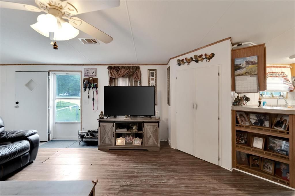 For Sale: $190,000 (3 beds, 2 baths, 1064 Square Feet)