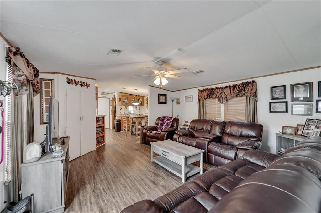 For Sale: $190,000 (3 beds, 2 baths, 1064 Square Feet)