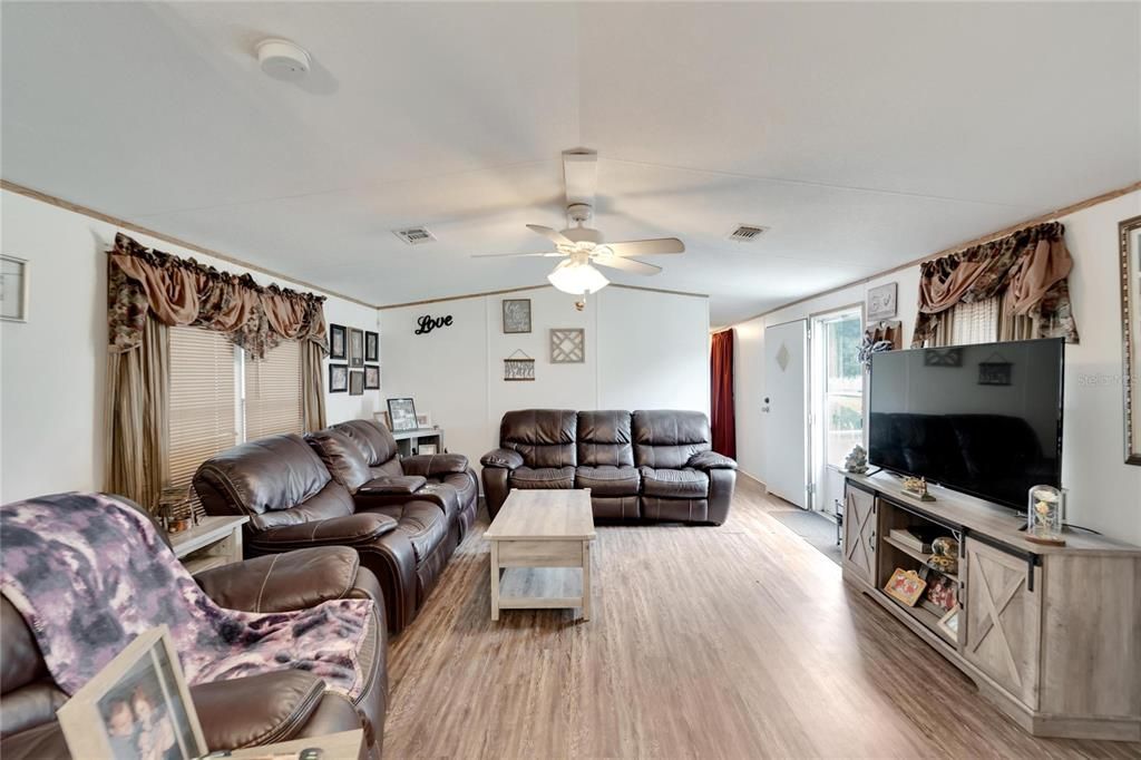 For Sale: $190,000 (3 beds, 2 baths, 1064 Square Feet)