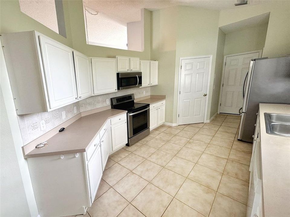 Active With Contract: $2,700 (3 beds, 2 baths, 1778 Square Feet)