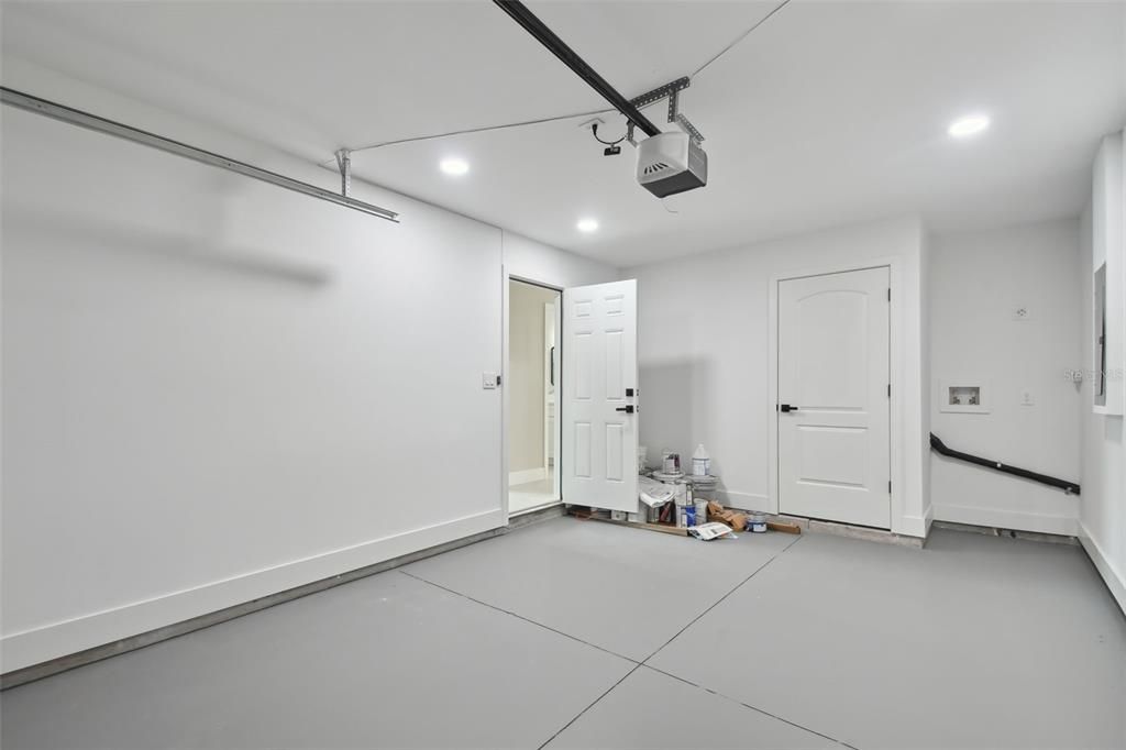 Active With Contract: $1,695 (1 beds, 1 baths, 611 Square Feet)