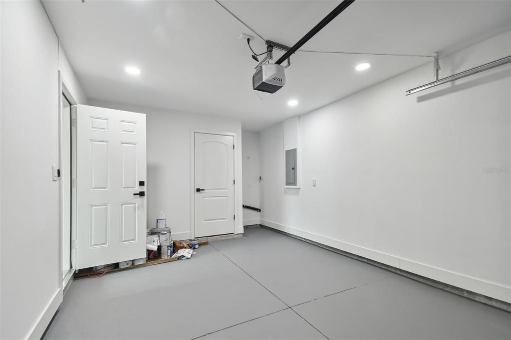 Active With Contract: $1,695 (1 beds, 1 baths, 611 Square Feet)