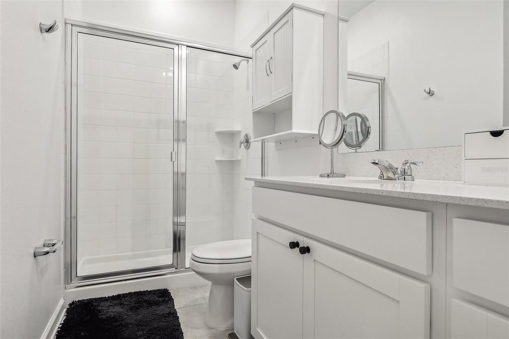 Primary en-suite Bathroom w/Walk-in Shower