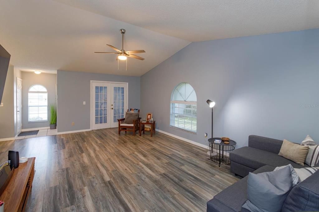 Active With Contract: $2,100 (2 beds, 2 baths, 1277 Square Feet)