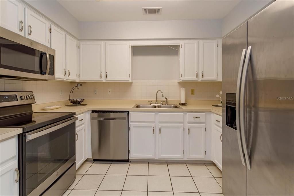 Active With Contract: $2,100 (2 beds, 2 baths, 1277 Square Feet)