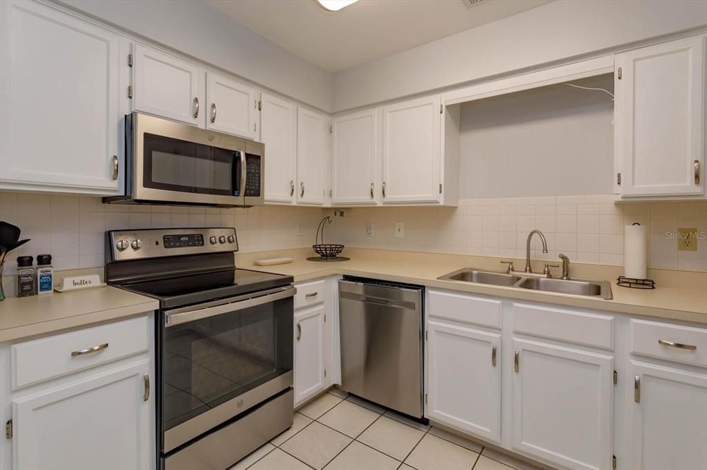 Active With Contract: $2,100 (2 beds, 2 baths, 1277 Square Feet)