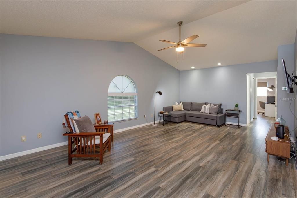 Active With Contract: $2,100 (2 beds, 2 baths, 1277 Square Feet)