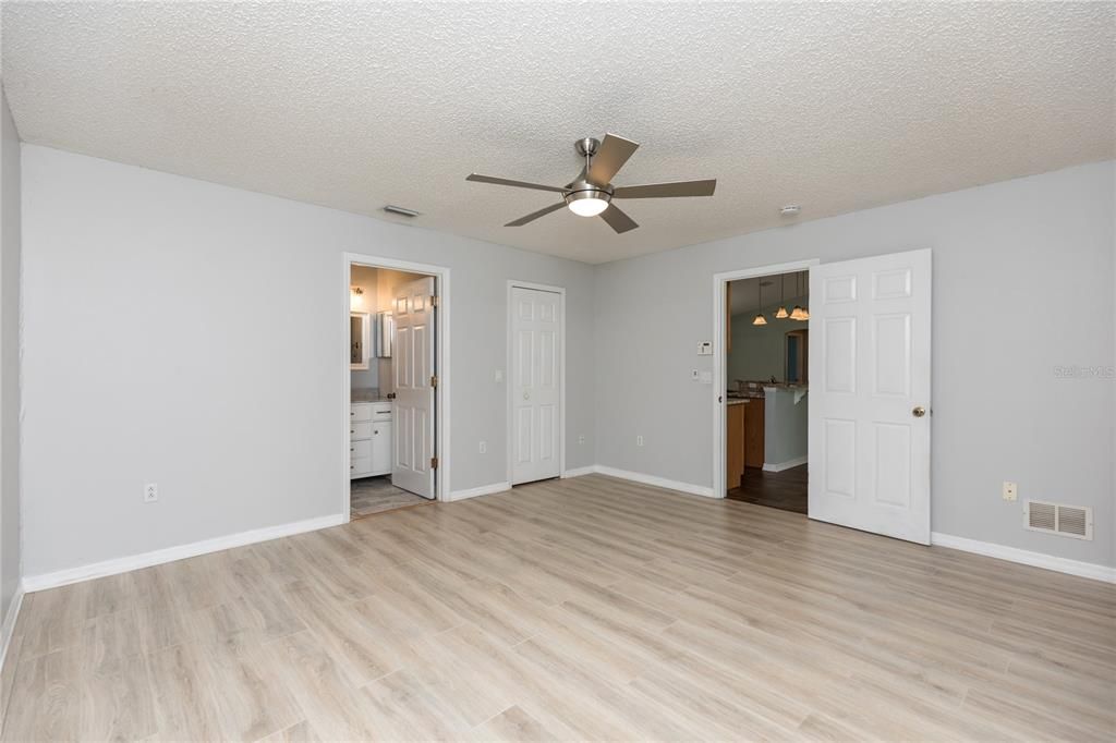 For Sale: $294,900 (3 beds, 2 baths, 1385 Square Feet)