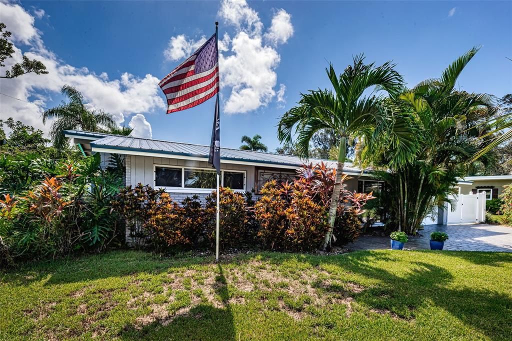 Active With Contract: $545,000 (3 beds, 2 baths, 1326 Square Feet)