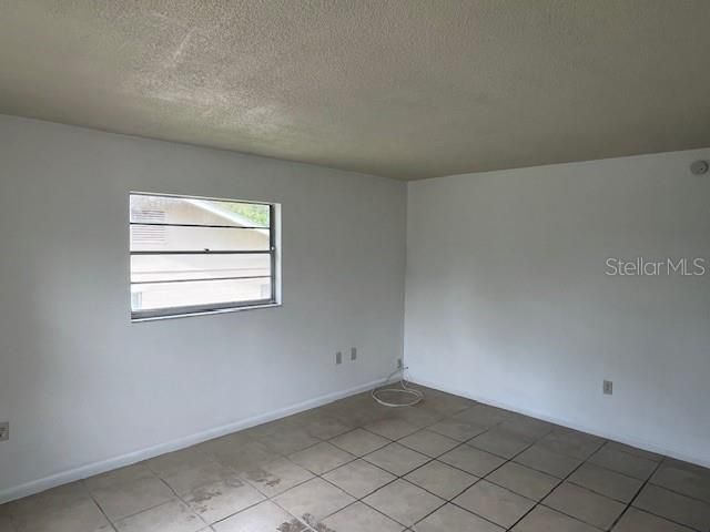 For Rent: $1,050 (2 beds, 1 baths, 937 Square Feet)